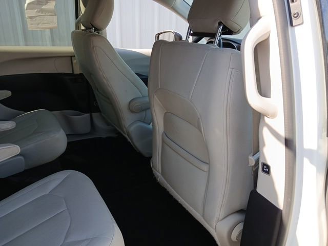 Used 2017 Chrysler Pacifica Touring w/ Tire & Wheel Group FWD image 22