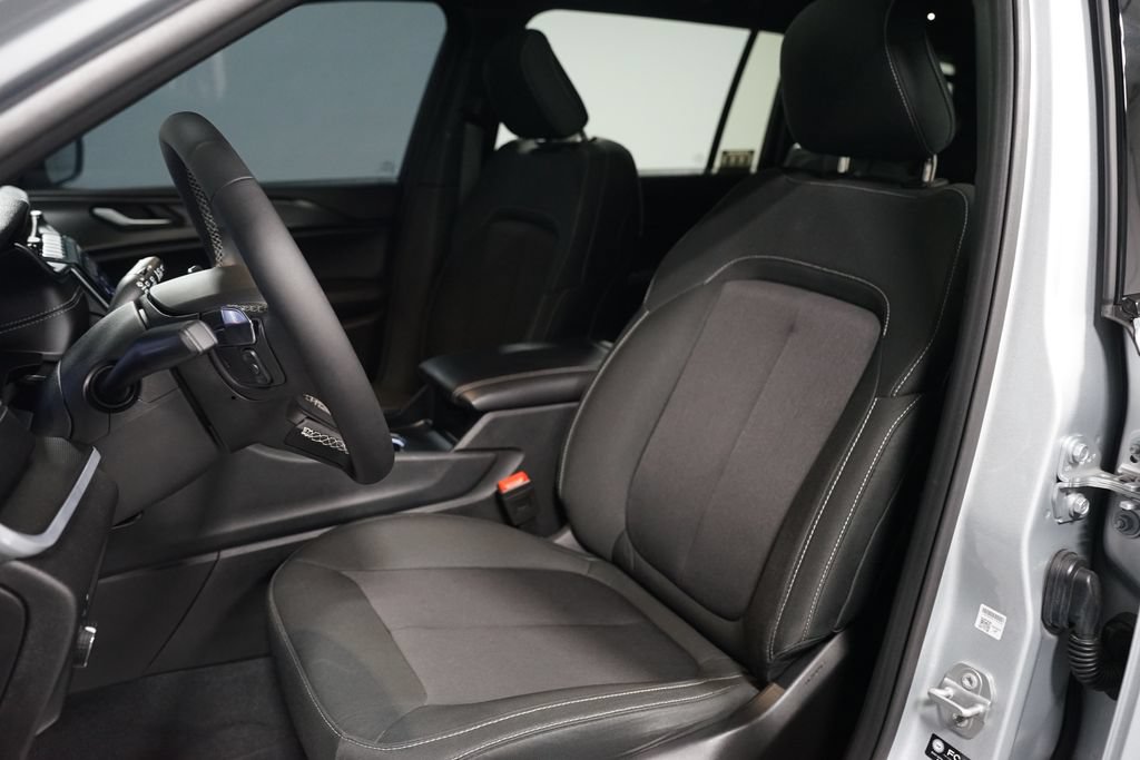 Used 2025 Jeep Grand Cherokee L Laredo RWD image 27