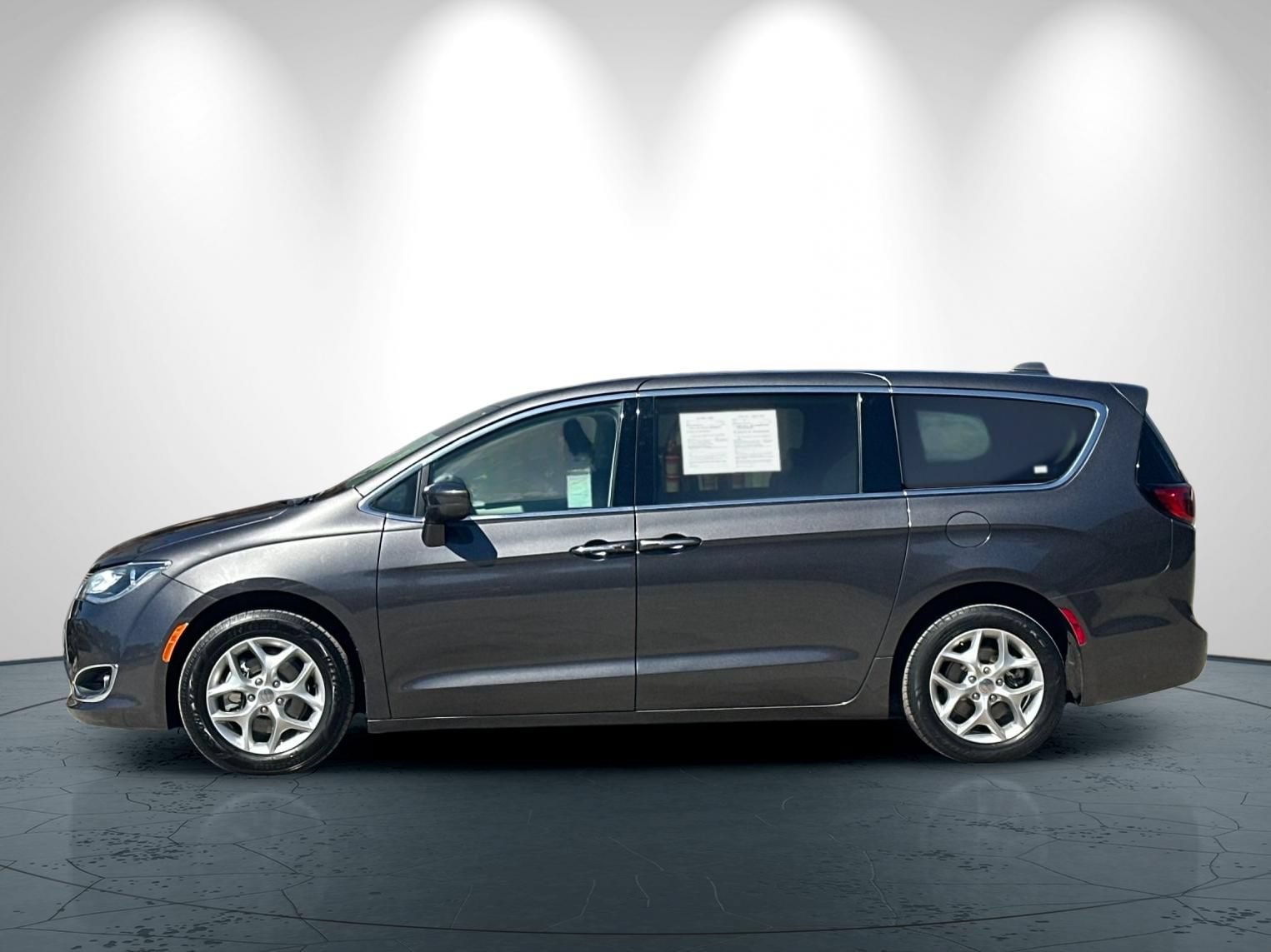 Used 2019 Chrysler Pacifica Touring Plus w/ Tire & Wheel Group FWD image 7