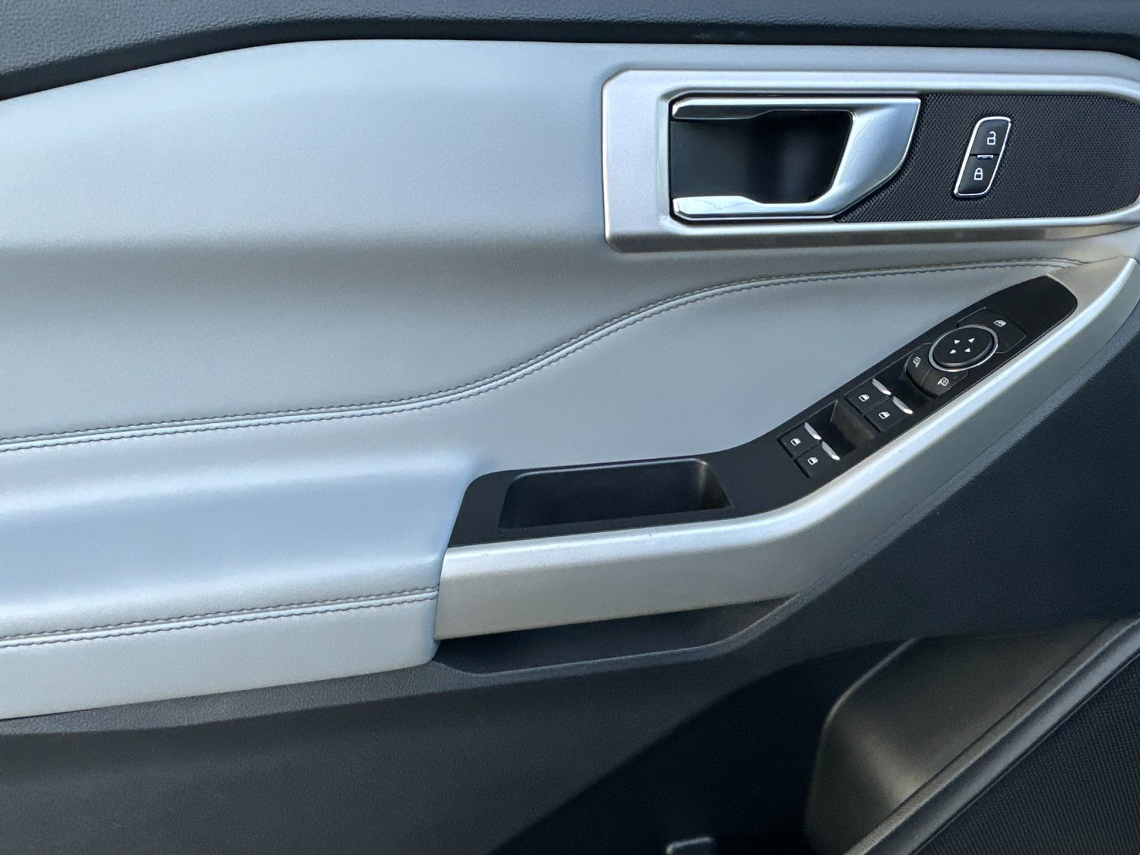 Certified 2022 Ford Explorer XLT w/ Equipment Group 202A image 12