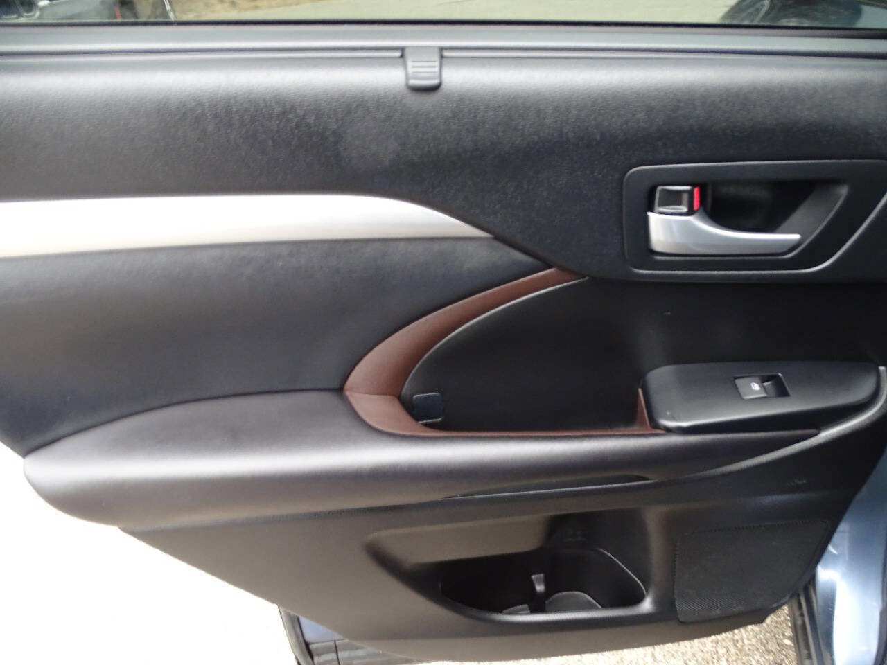 Used 2017 Toyota Highlander XLE image 37