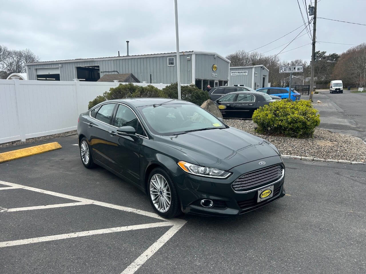 Used 2016 Ford Fusion SE w/ Equipment Group 202A FWD image 2