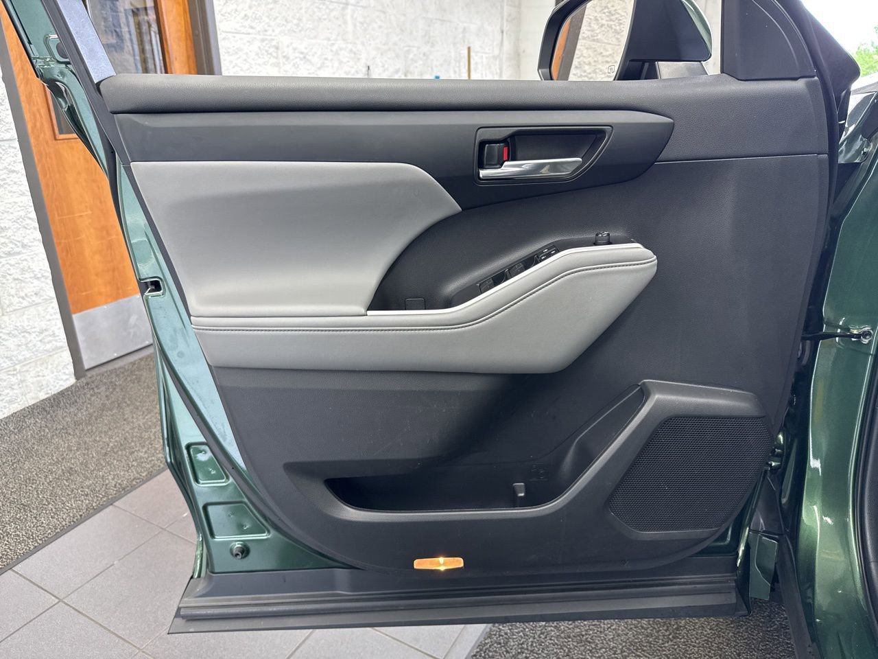 Used 2023 Toyota Highlander XLE image 35