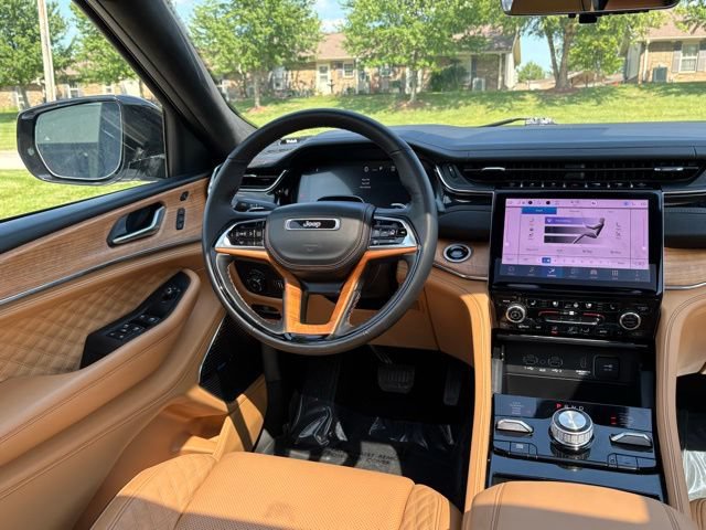 Used 2025 Jeep Grand Cherokee Summit AWD/4WD image 30