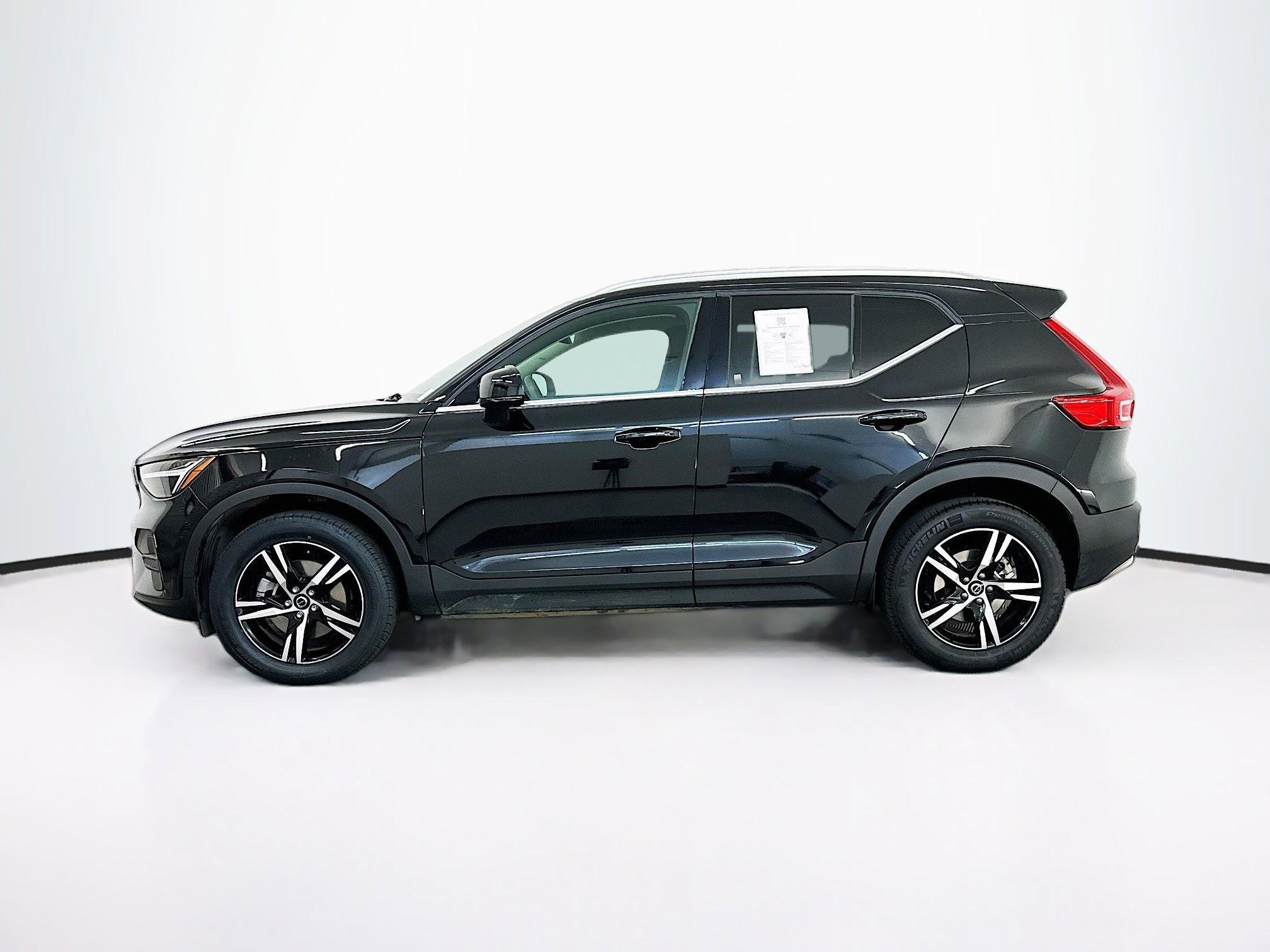 Used 2025 Volvo XC40 B5 Core image 4