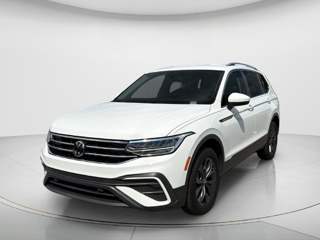 Used 2024 Volkswagen Tiguan SE FWD image 1