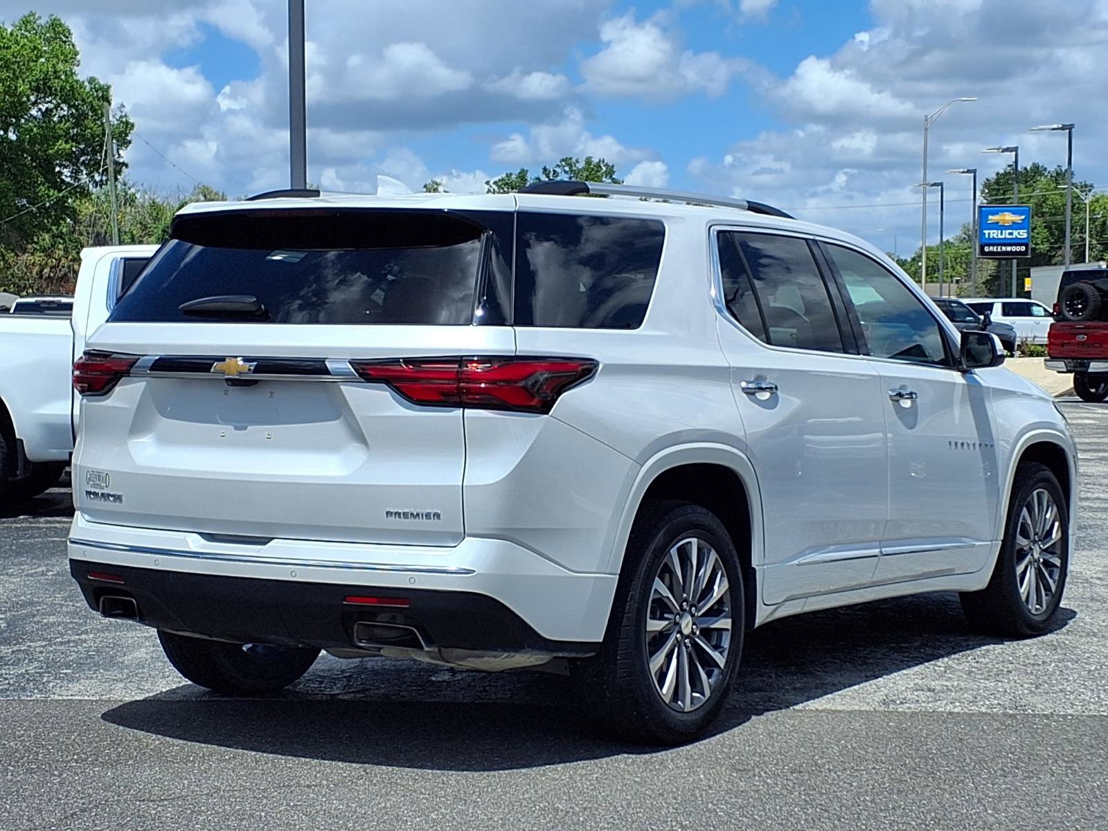 Used 2023 Chevrolet Traverse Premier FWD image 4