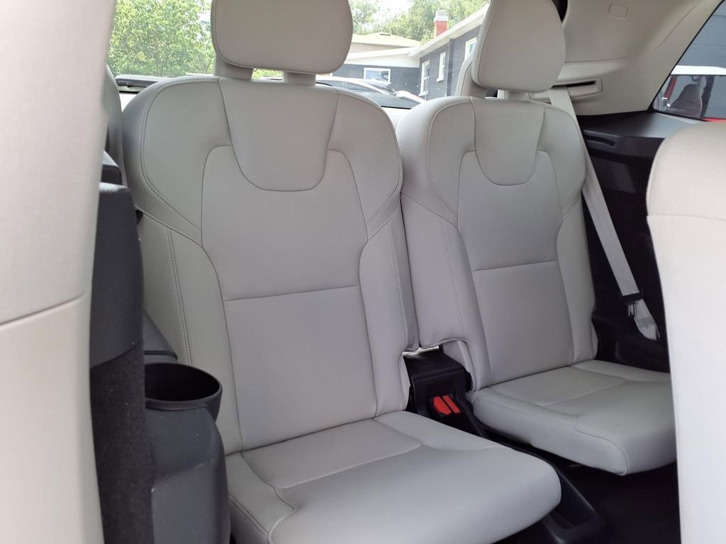 Used 2020 Volvo XC90 T5 Momentum w/ Protection Package Premier FWD image 17