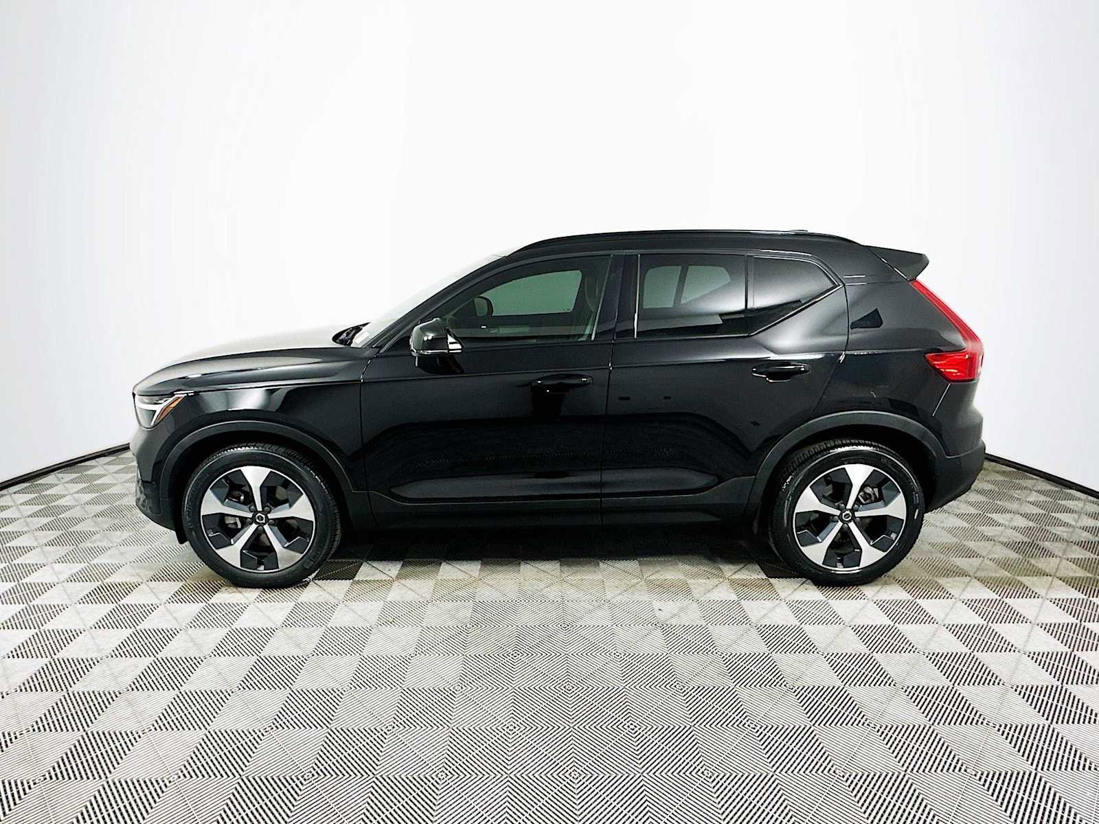 Used 2023 Volvo XC40 B5 Plus w/ Driver Assist Package image 4