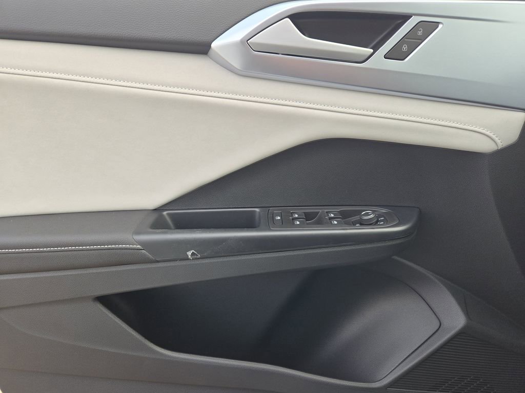 New 2026 Volkswagen Taos SE image 18