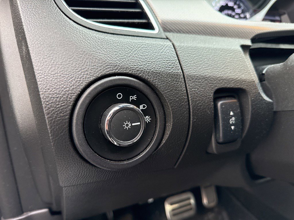 Used 2017 Ford Taurus SHO image 12