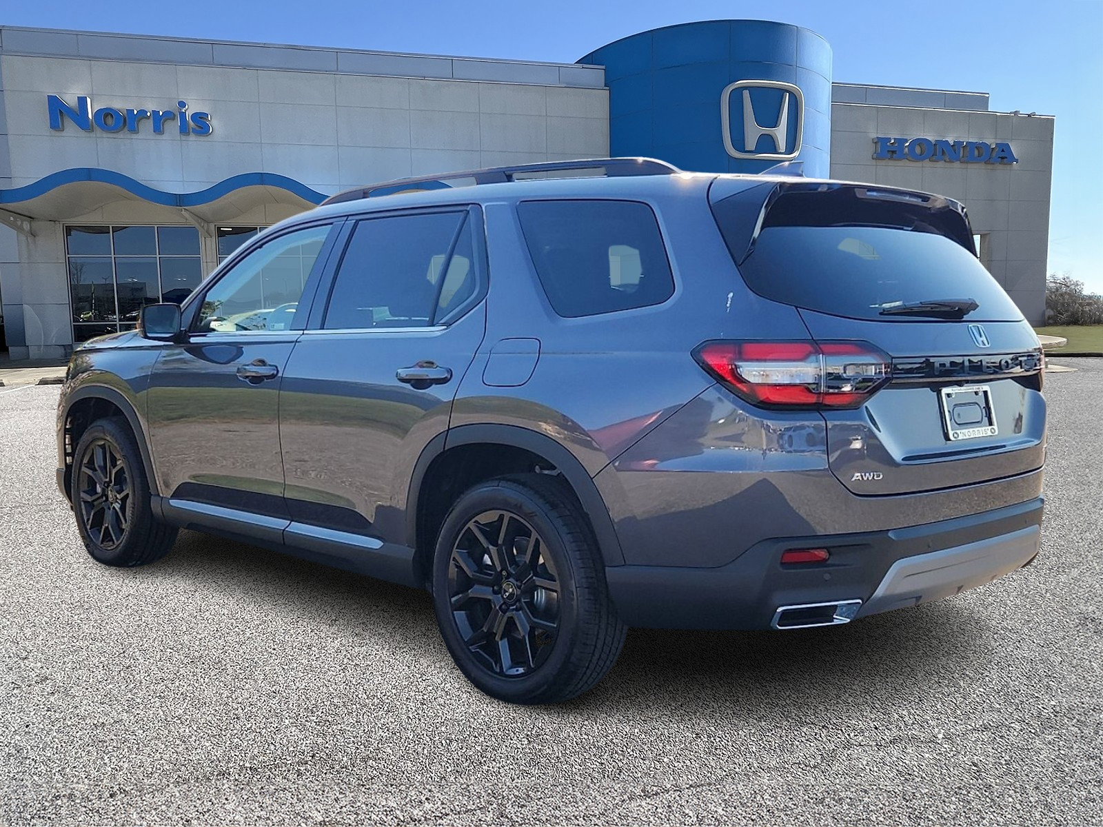 New 2025 Honda Pilot Touring image 3