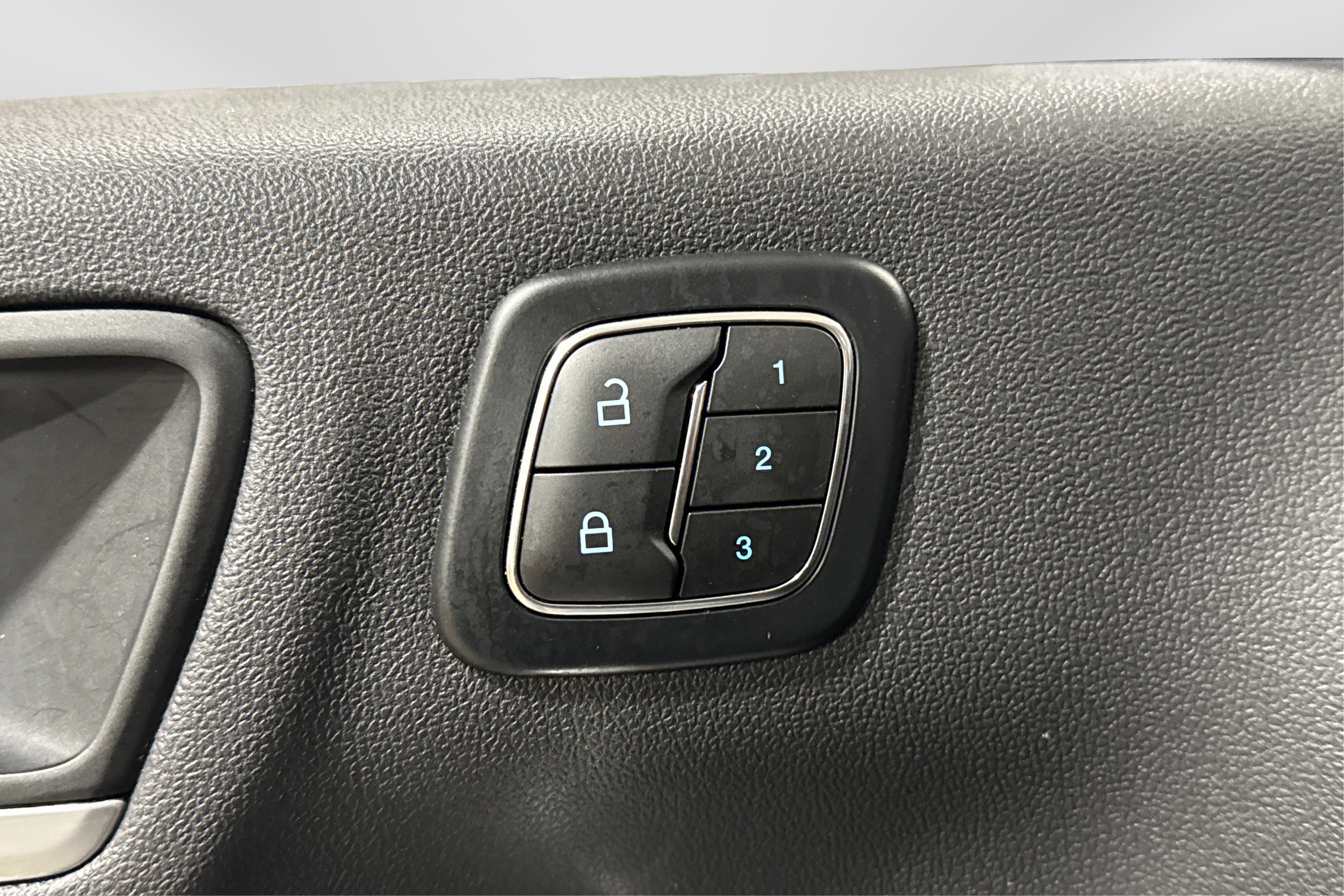 Used 2025 Ford Escape Platinum AWD/4WD image 16