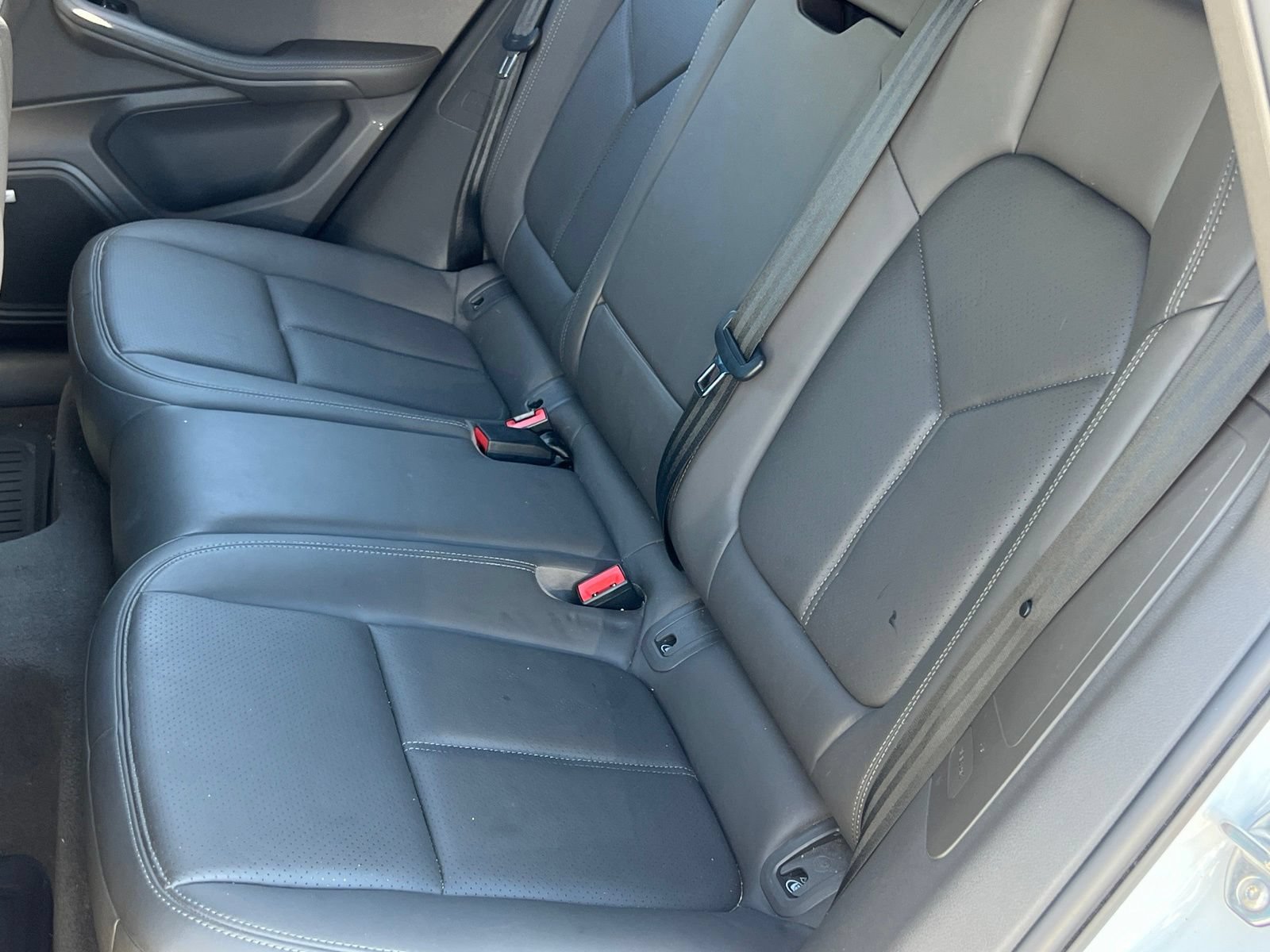 Certified 2021 Porsche Macan AWD/4WD image 16