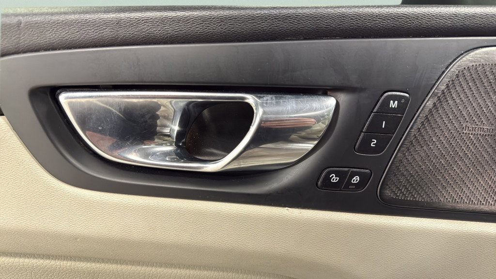 Used 2020 Volvo XC60 T5 Inscription image 15