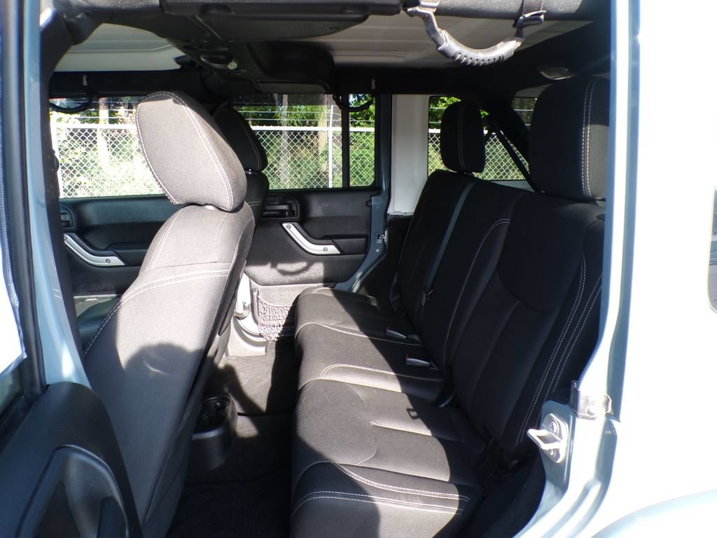 Used 2015 Jeep Wrangler Unlimited Sahara w/ Connectivity Group AWD/4WD image 17
