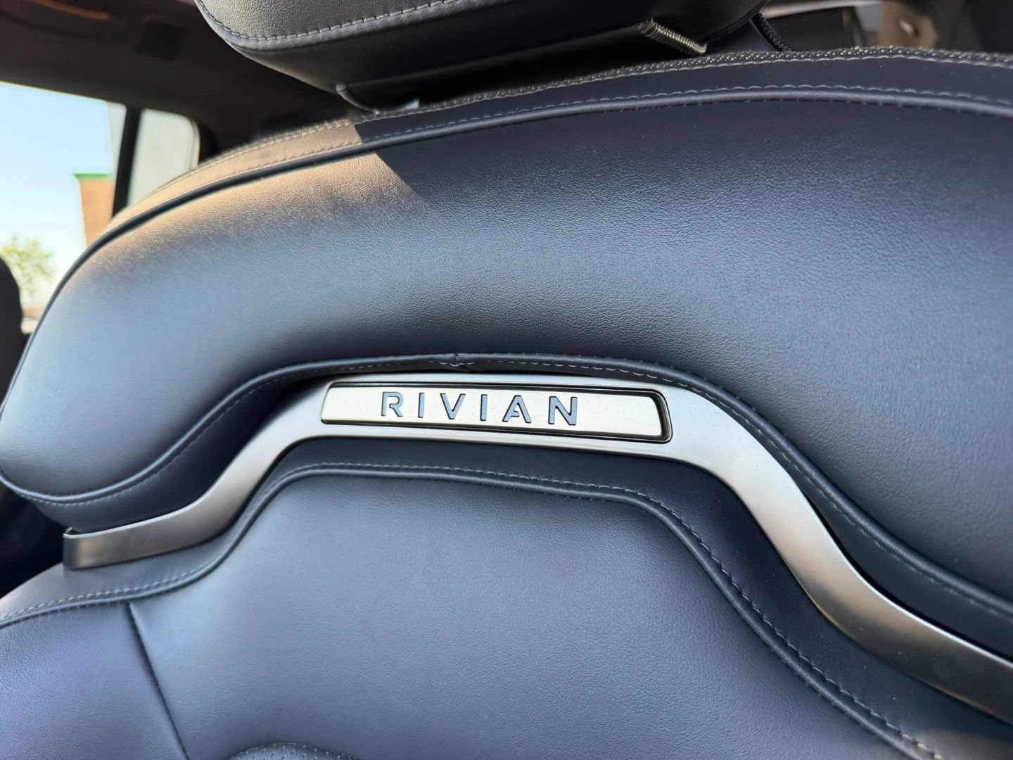 Used 2025 Rivian R1S Adventure Dual AWD/4WD image 40
