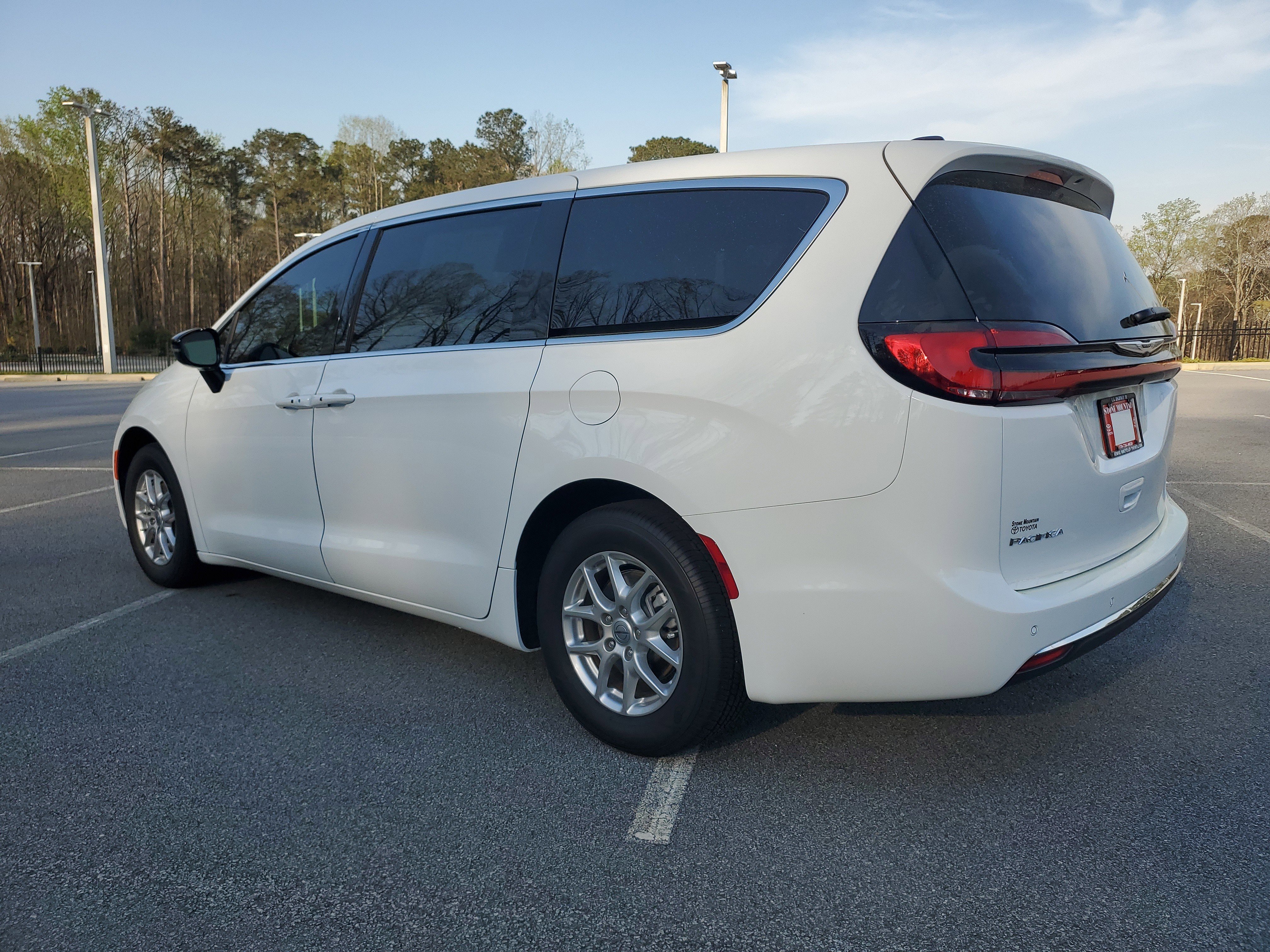 Used 2025 Chrysler Pacifica Select image 4