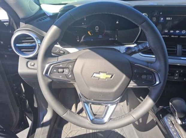 Used 2025 Chevrolet Trax LT w/ Driver Confidence Package FWD image 5