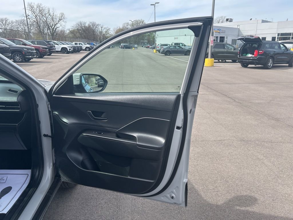 Used 2024 Hyundai Kona SEL AWD/4WD image 16