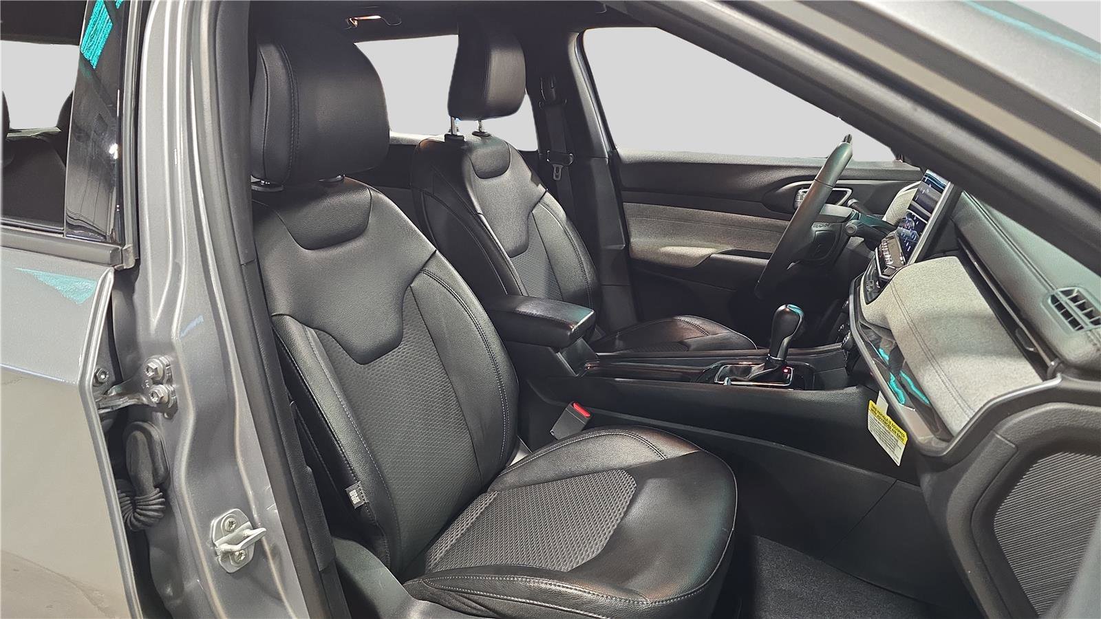 Used 2024 Jeep Compass Latitude image 25