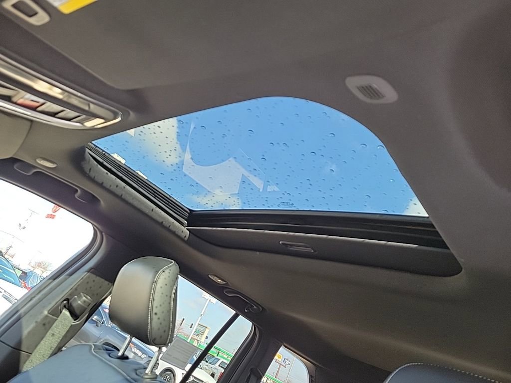 Used 2025 Jeep Grand Cherokee Altitude AWD/4WD image 10