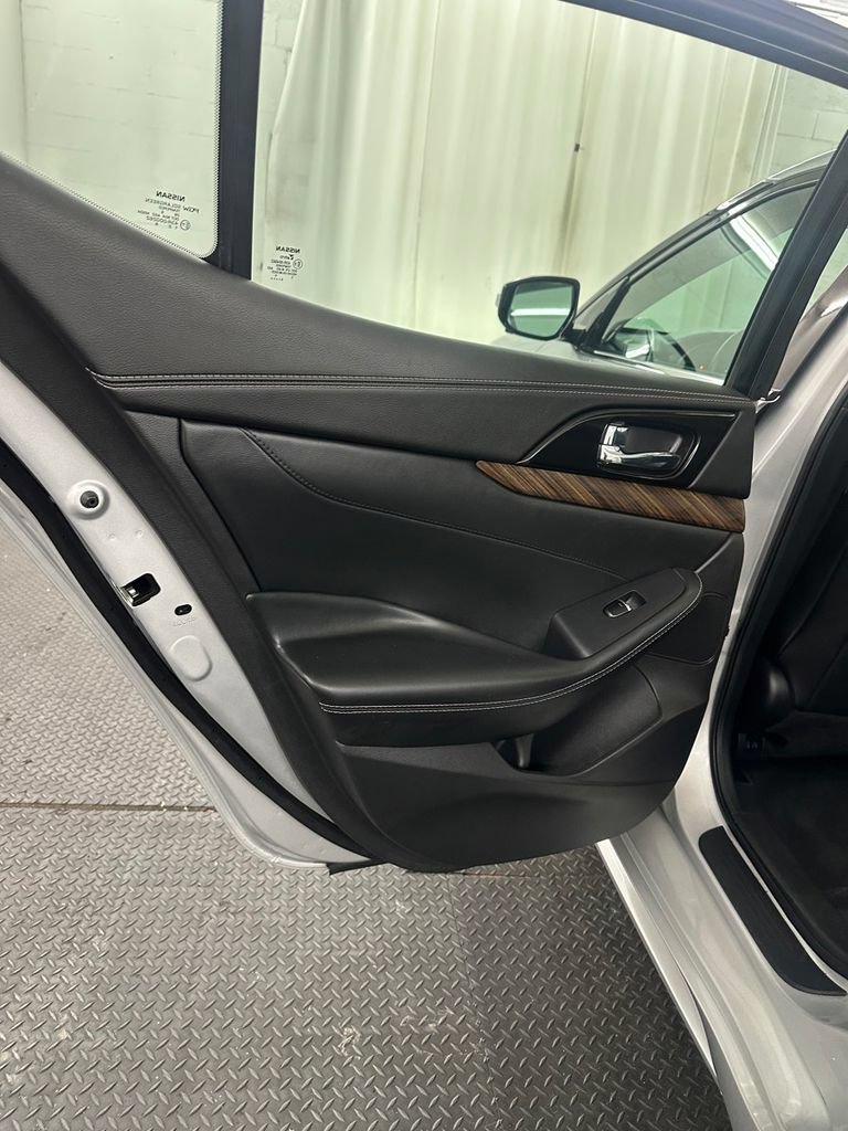 Used 2017 Nissan Maxima Platinum FWD image 25