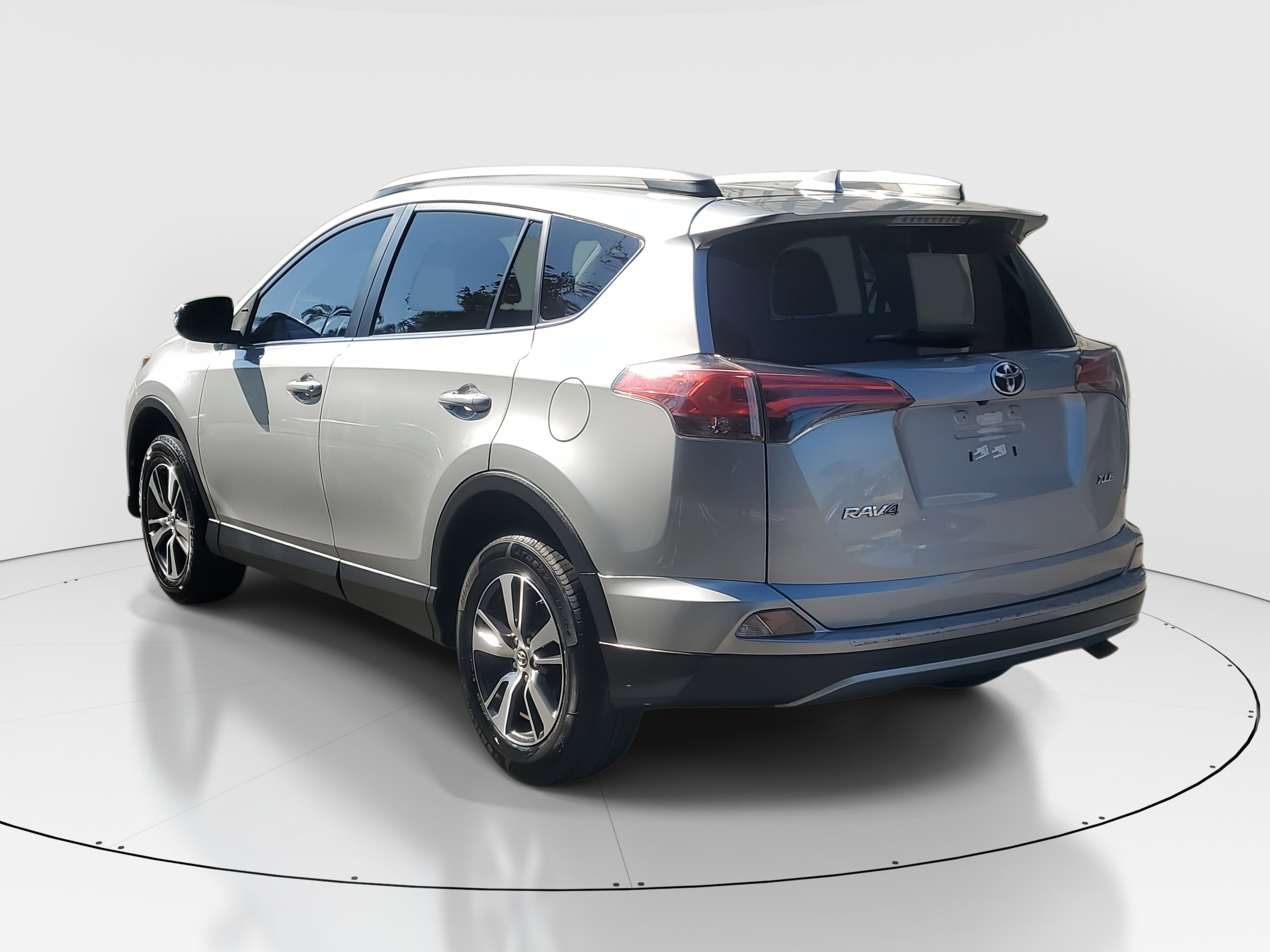 Used 2018 Toyota RAV4 XLE image 5