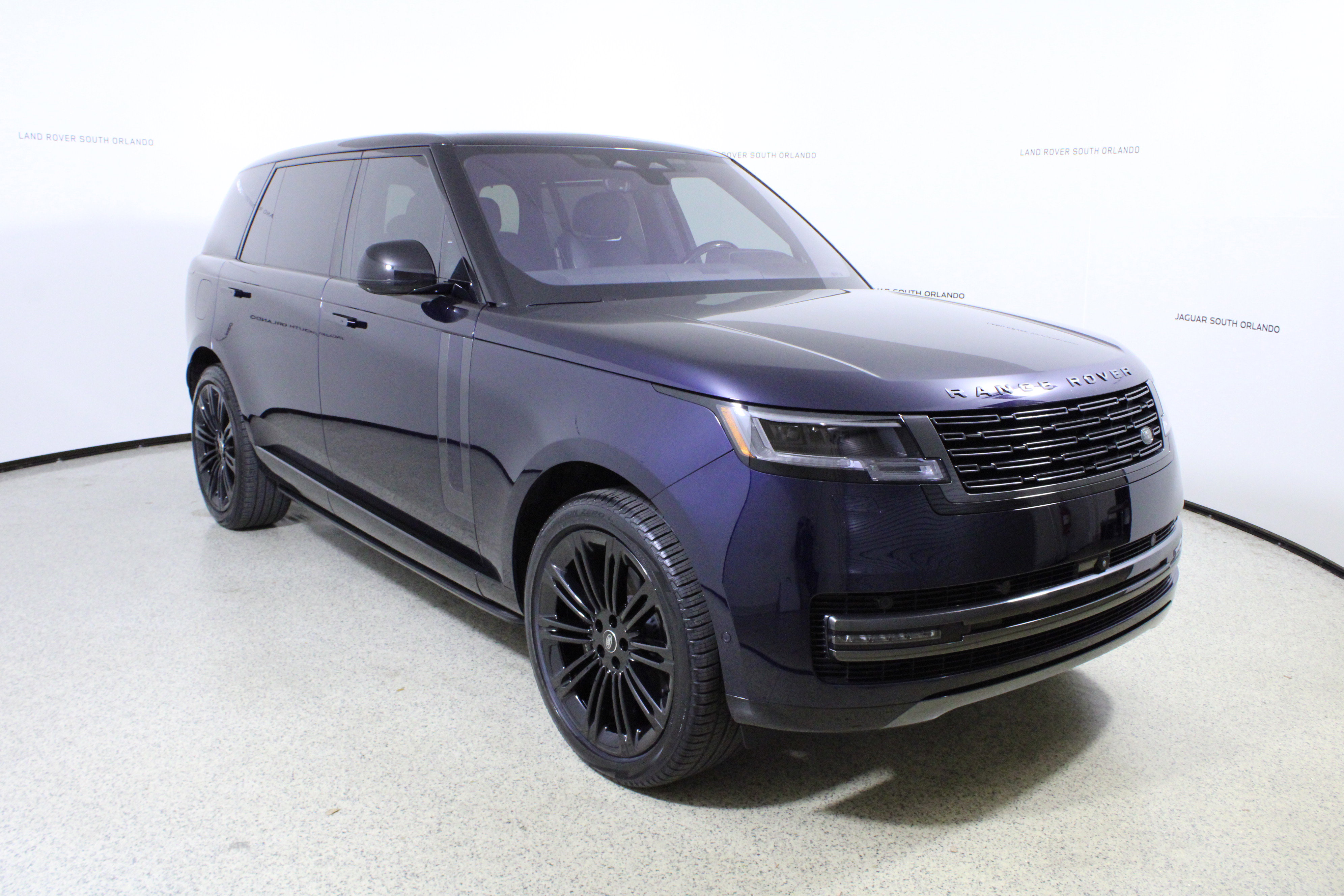 Used 2023 Land Rover Range Rover Long Wheelbase SE image 3