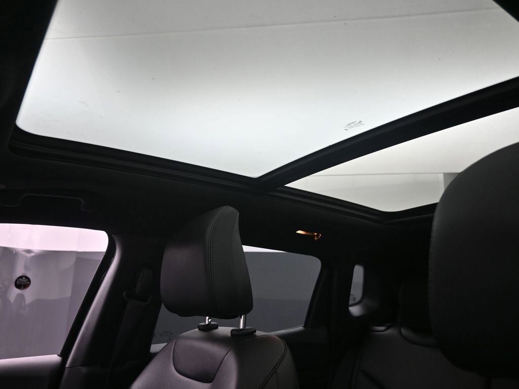 Used 2025 Jeep Compass Limited w/ High Altitude Package image 18