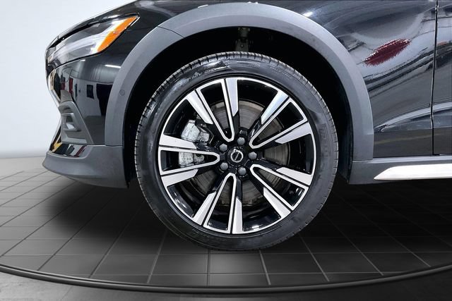 Certified 2025 Volvo V60 B5 Cross Country Ultra AWD/4WD image 11