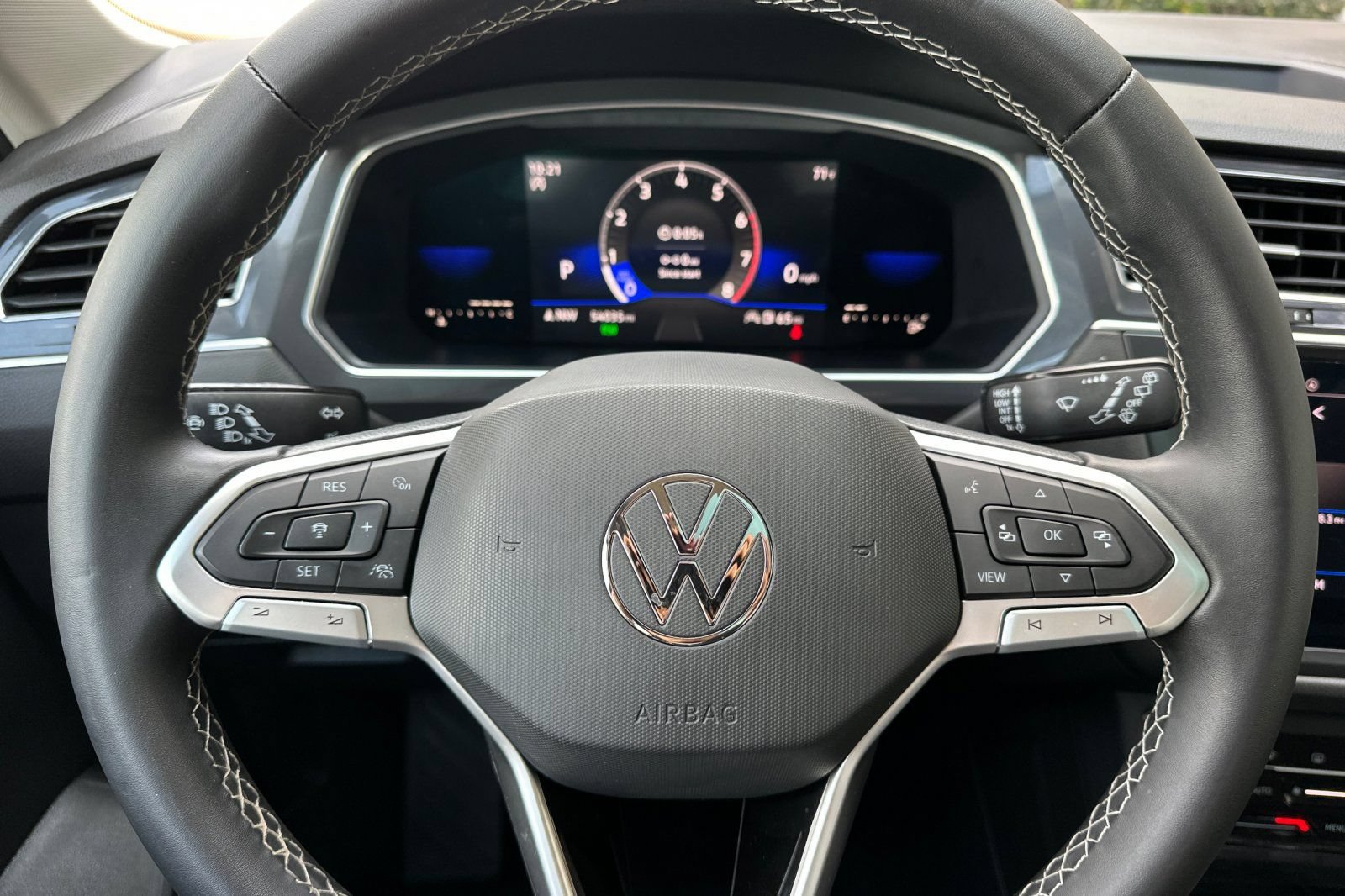 Used 2023 Volkswagen Tiguan SE w/ Panoramic Sunroof Package FWD image 24