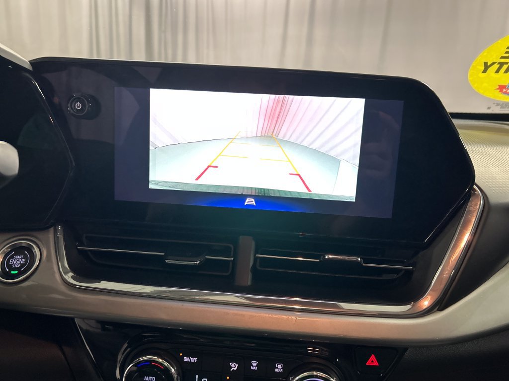 Used 2025 Chevrolet Trax LT FWD image 17