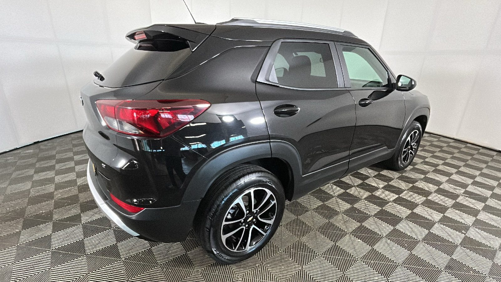 Used 2025 Chevrolet TrailBlazer LT AWD/4WD image 3