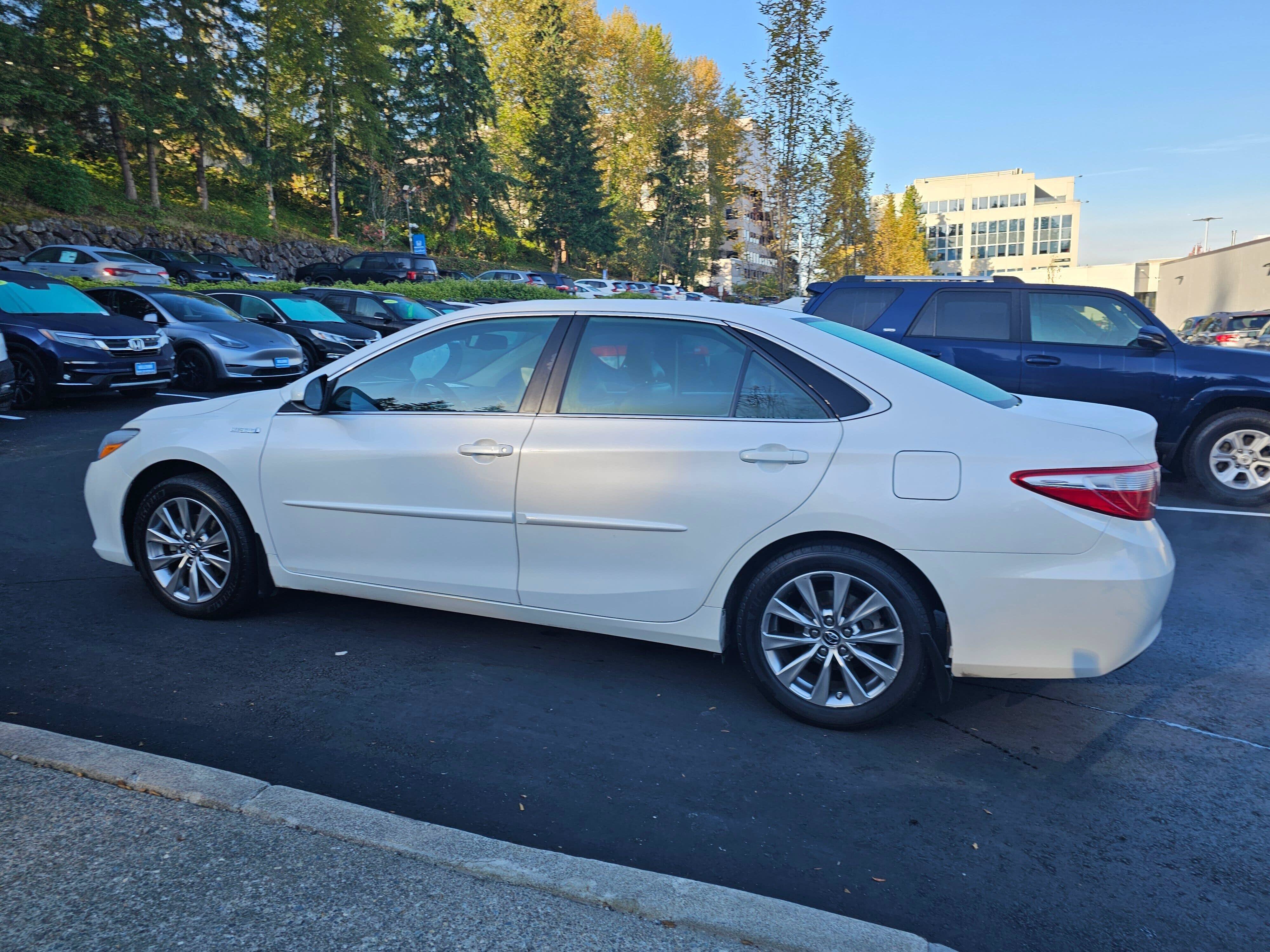 Used 2015 Toyota Camry XLE w/ Moonroof Package FWD image 4
