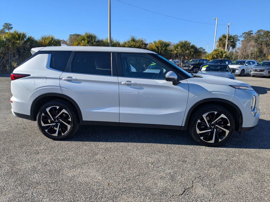 Used 2024 Mitsubishi Outlander SE image 3