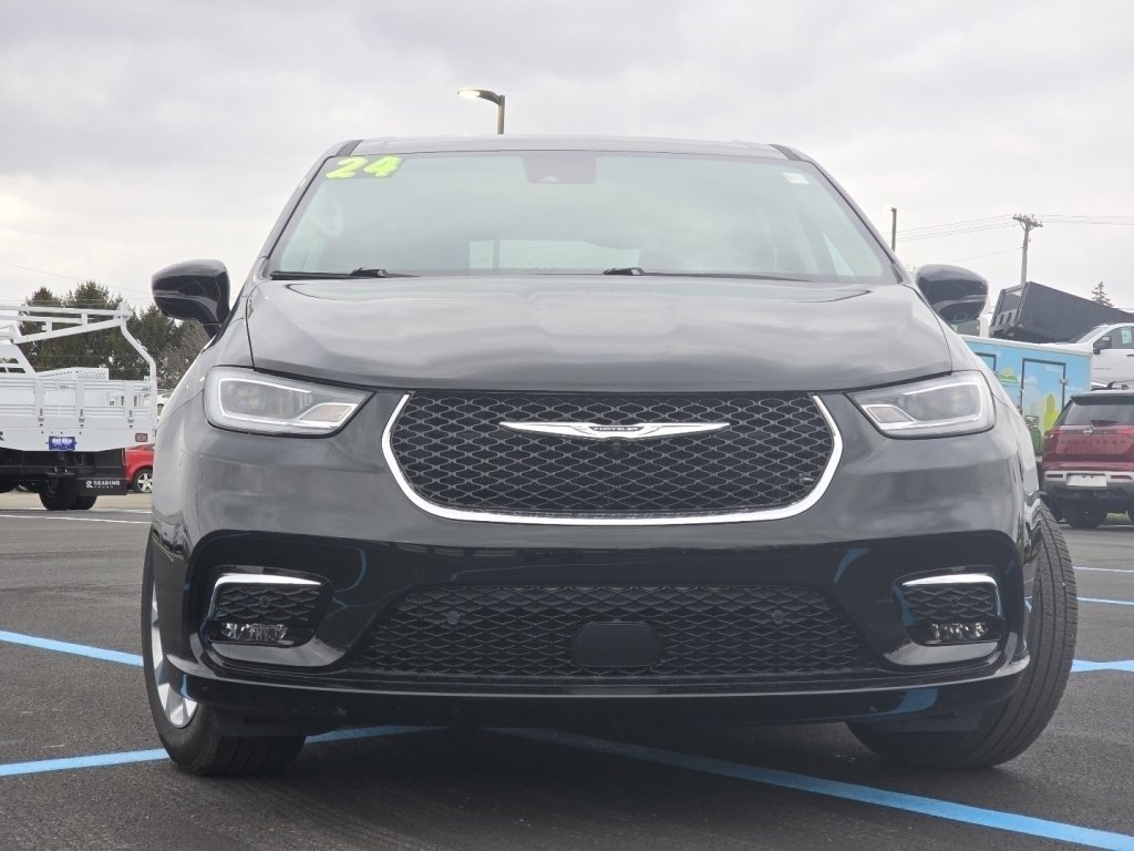 Used 2024 Chrysler Pacifica Touring-L w/ Uconnect Theater Family Group image 9