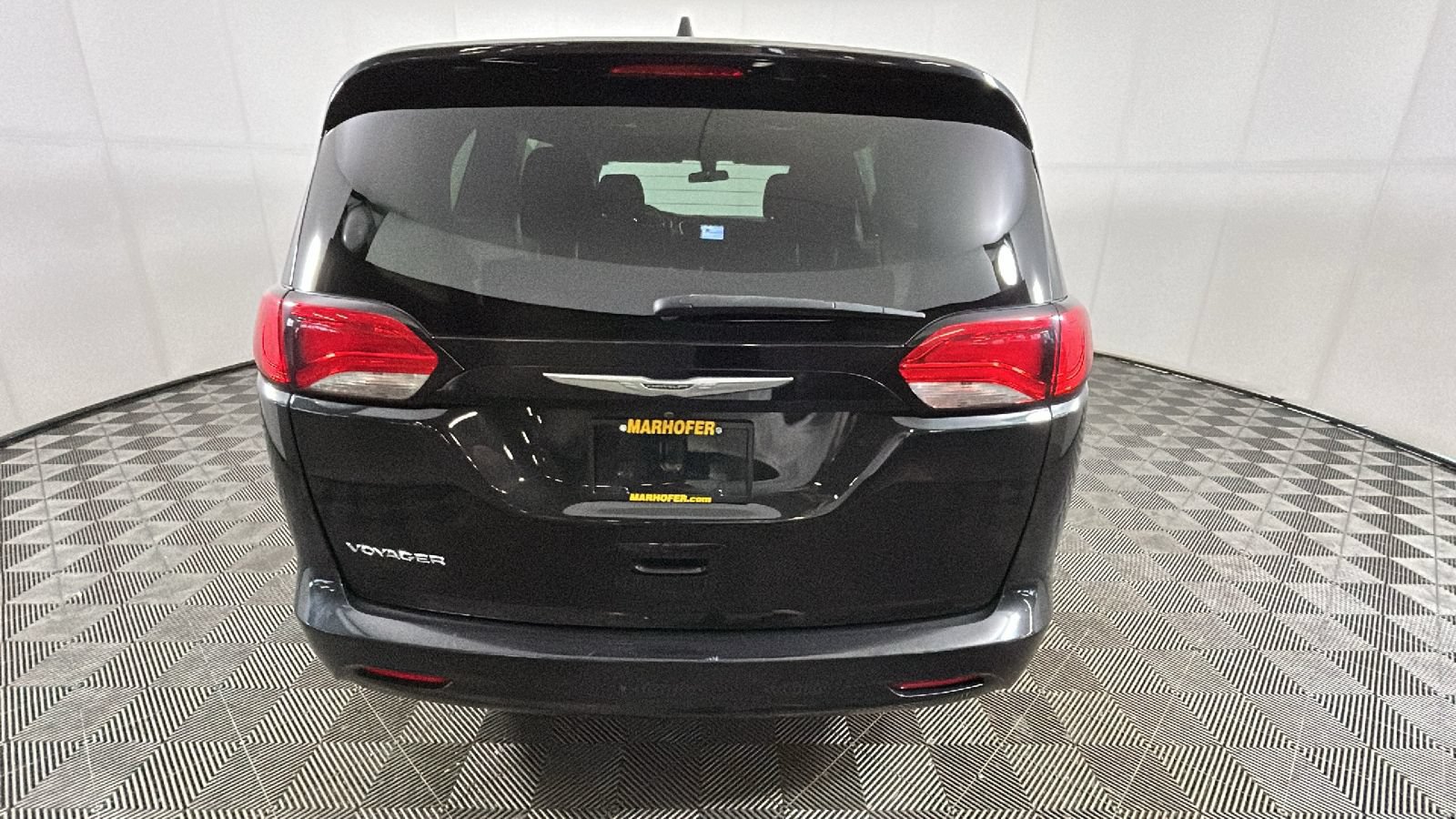Used 2022 Chrysler Voyager LX FWD video 4