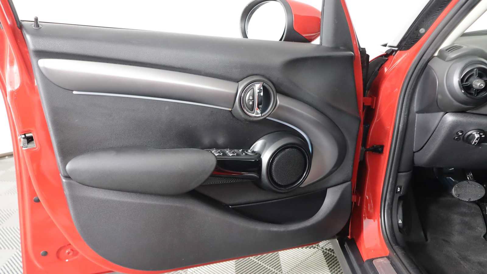 Used 2024 MINI Cooper 4-Door Hardtop FWD image 17