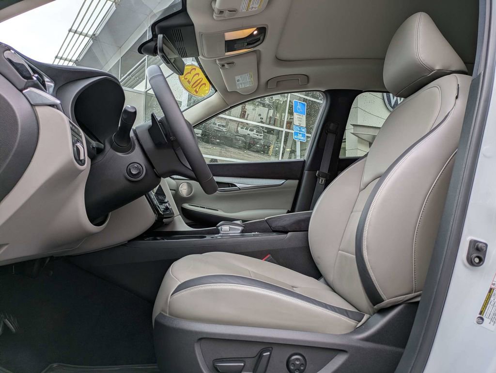 Used 2023 INFINITI QX50 Sensory image 2
