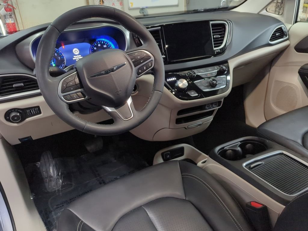 Used 2024 Chrysler Pacifica Touring-L image 15