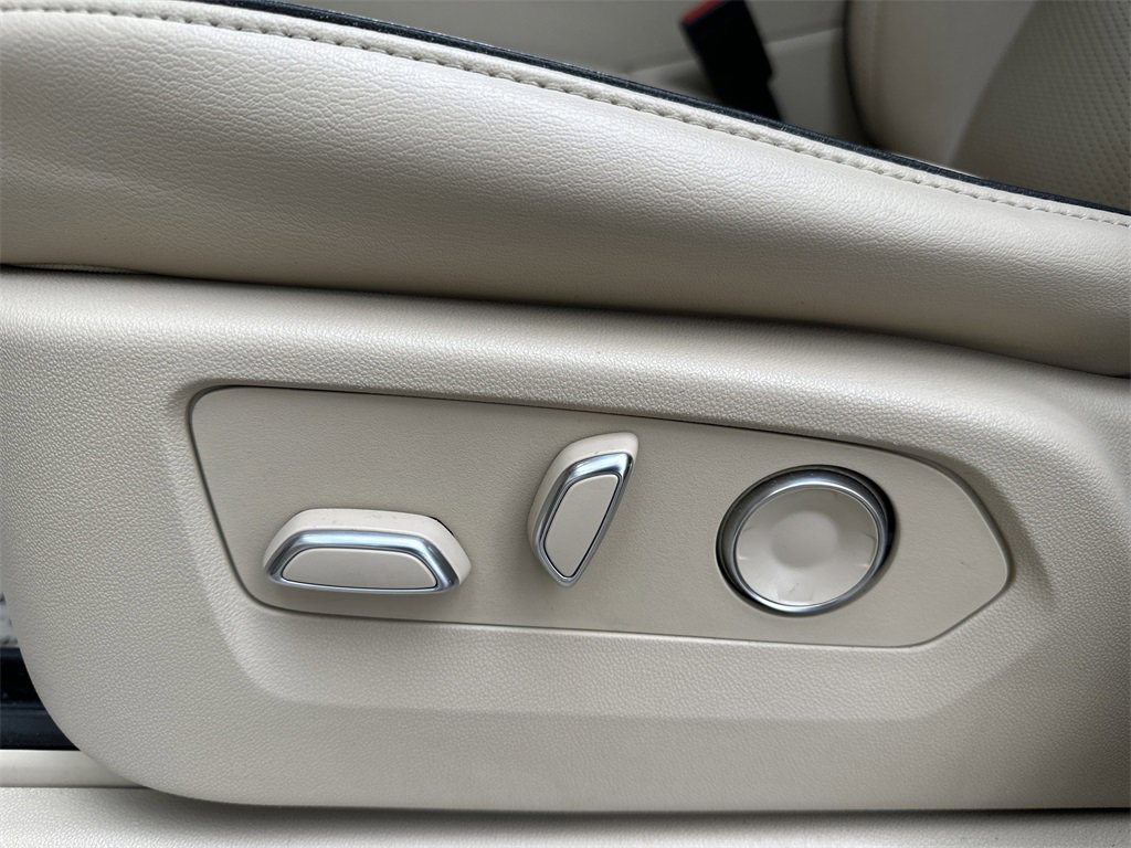Used 2024 Cadillac Escalade Premium Luxury image 12