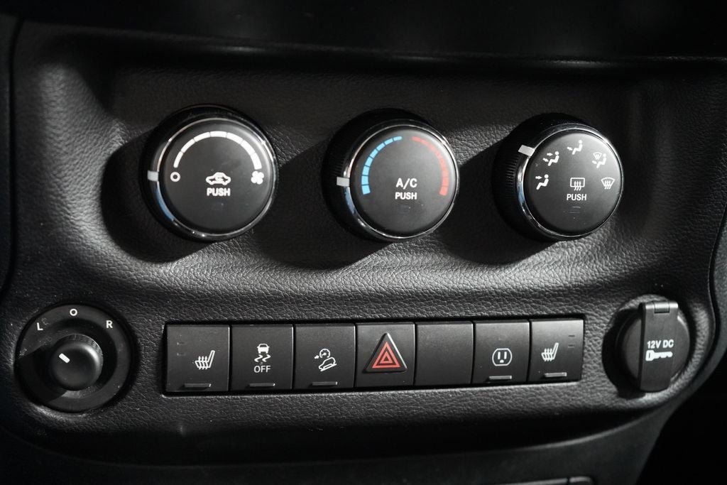Used 2017 Jeep Wrangler Unlimited Sahara w/ Connectivity Group AWD/4WD image 22