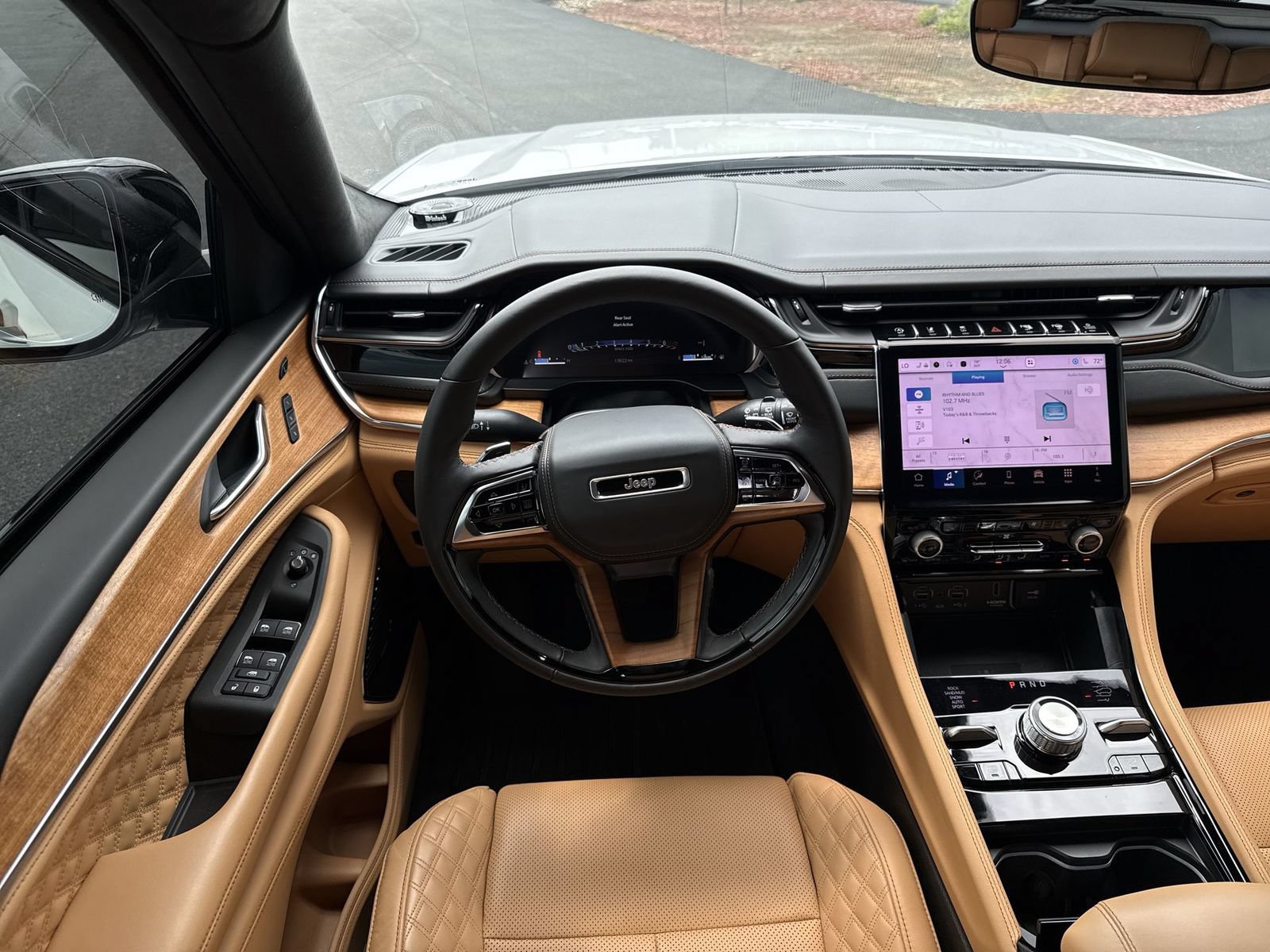 Used 2025 Jeep Grand Cherokee Summit AWD/4WD image 15