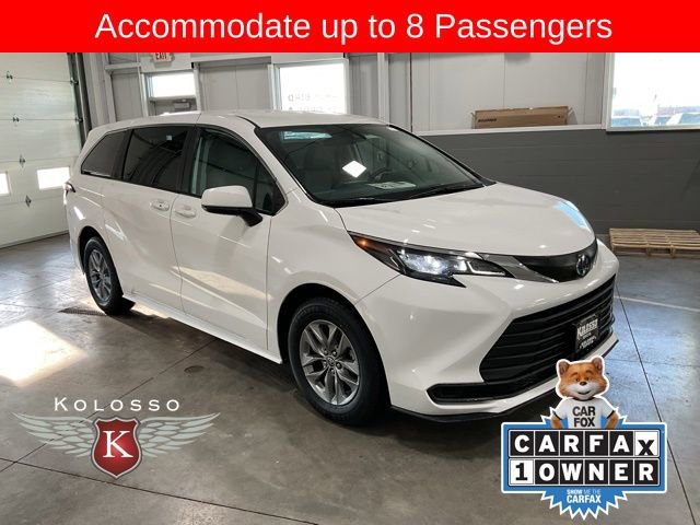 Used 2024 Toyota Sienna LE image 1