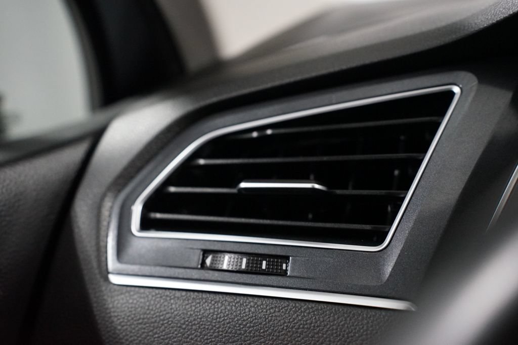 Used 2022 Volkswagen Tiguan SE FWD image 23