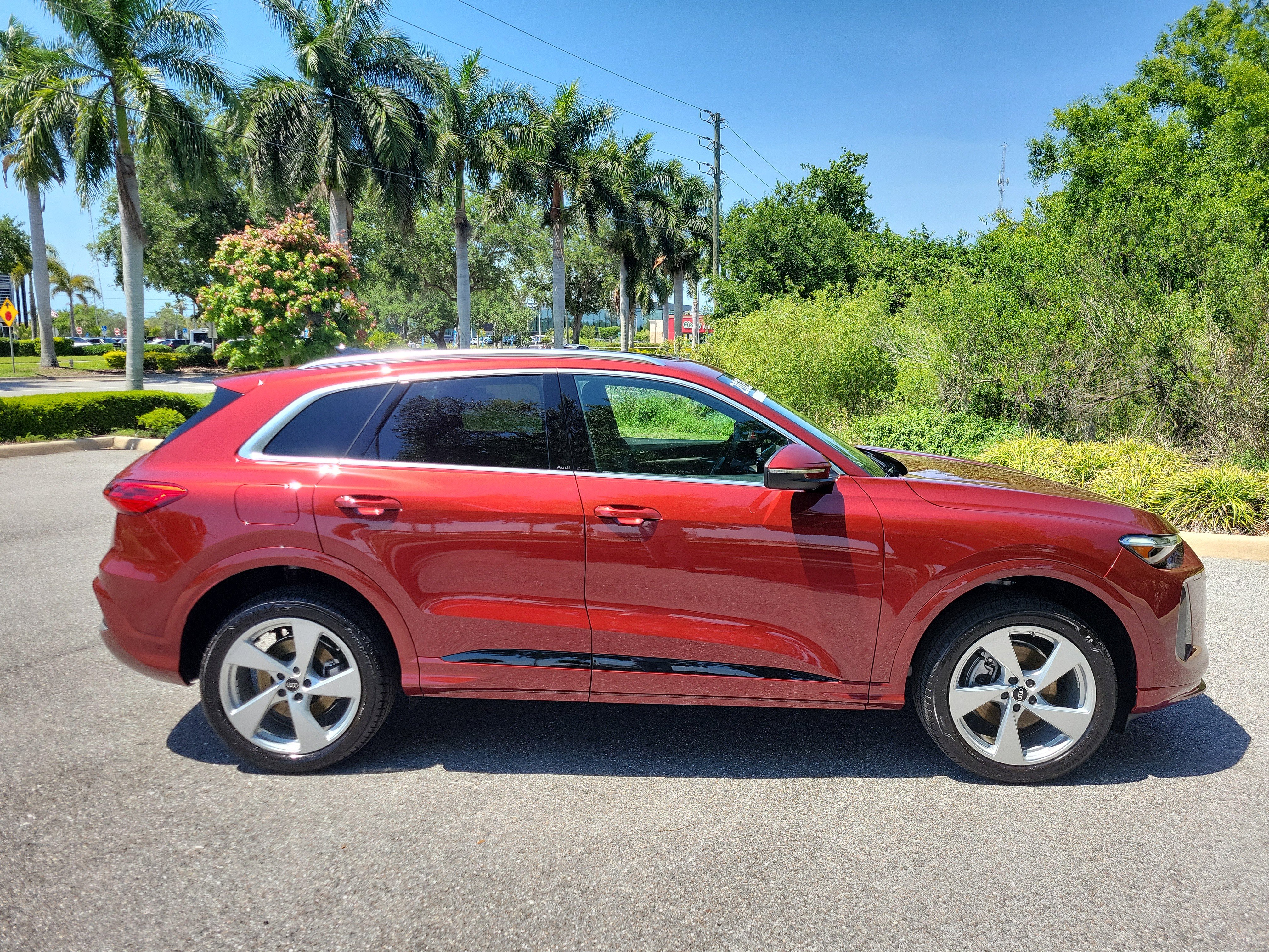 Used 2025 Audi Q5 Premium Plus w/ Premium Plus image 3
