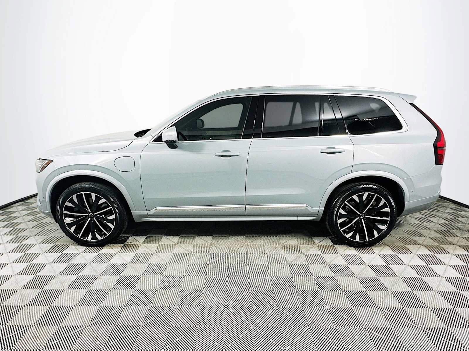 New 2026 Volvo XC90 T8 Plus w/ Protection Package AWD/4WD image 4