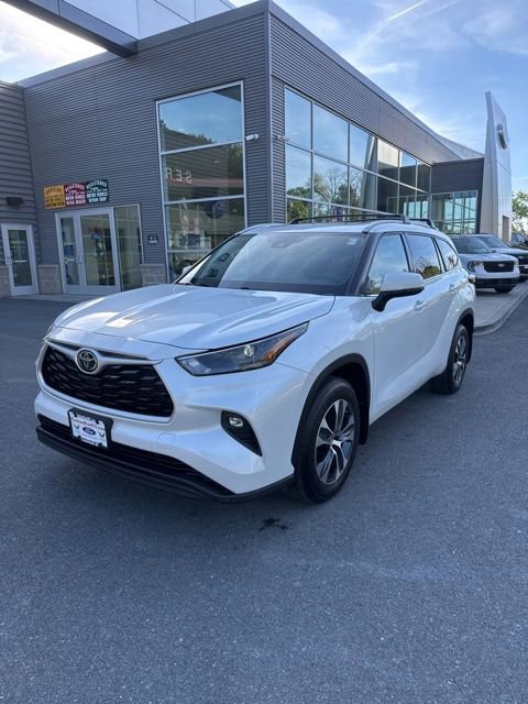Used 2022 Toyota Highlander XLE AWD/4WD image 1