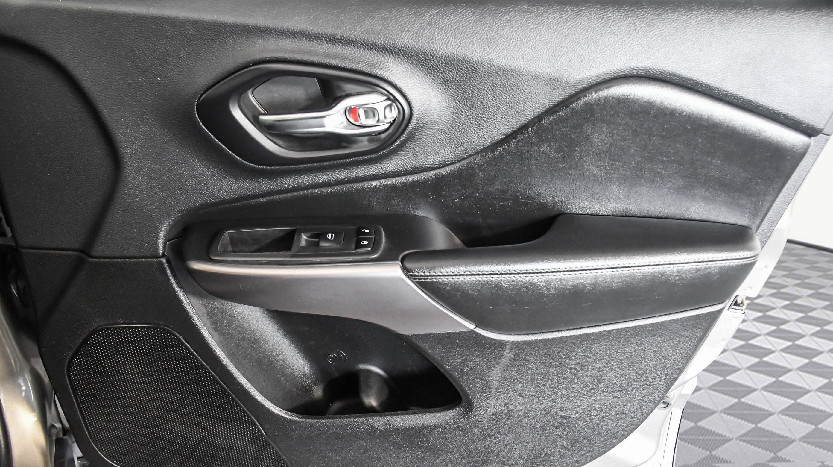 Used 2019 Jeep Cherokee Latitude w/ Popular Appearance Group image 27